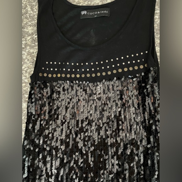 In great preloved condition (barely worn) Beautiful eye catching top - Picture 2 of 3